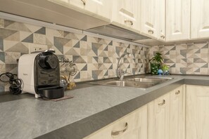 Fridge, oven, stovetop, coffee/tea maker