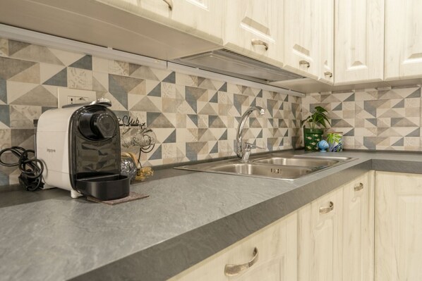 Fridge, oven, stovetop, coffee/tea maker