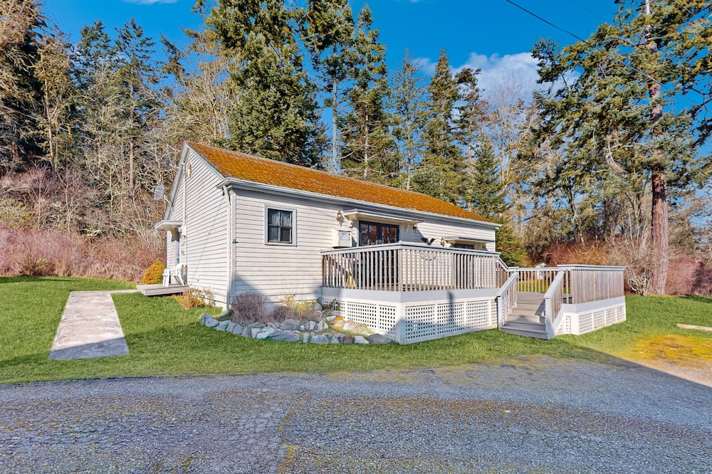 Studio cottage with porch - walk to ferry, beaches & Fort Casey State Park