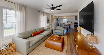Dog-friendly home near downtown Bay City with streaming, washer/dryer, & AC