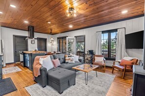 Smart-TV, Kamin, Bücher