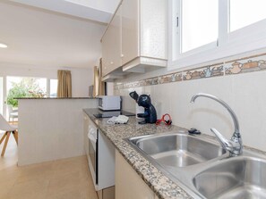 Jääkaappi, mikroaaltouuni, uuni, kahvin-/teenkeitin