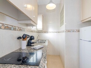 Kühlschrank, Mikrowelle, Ofen, Wasserkocher mit Kaffee-/Teezubehör