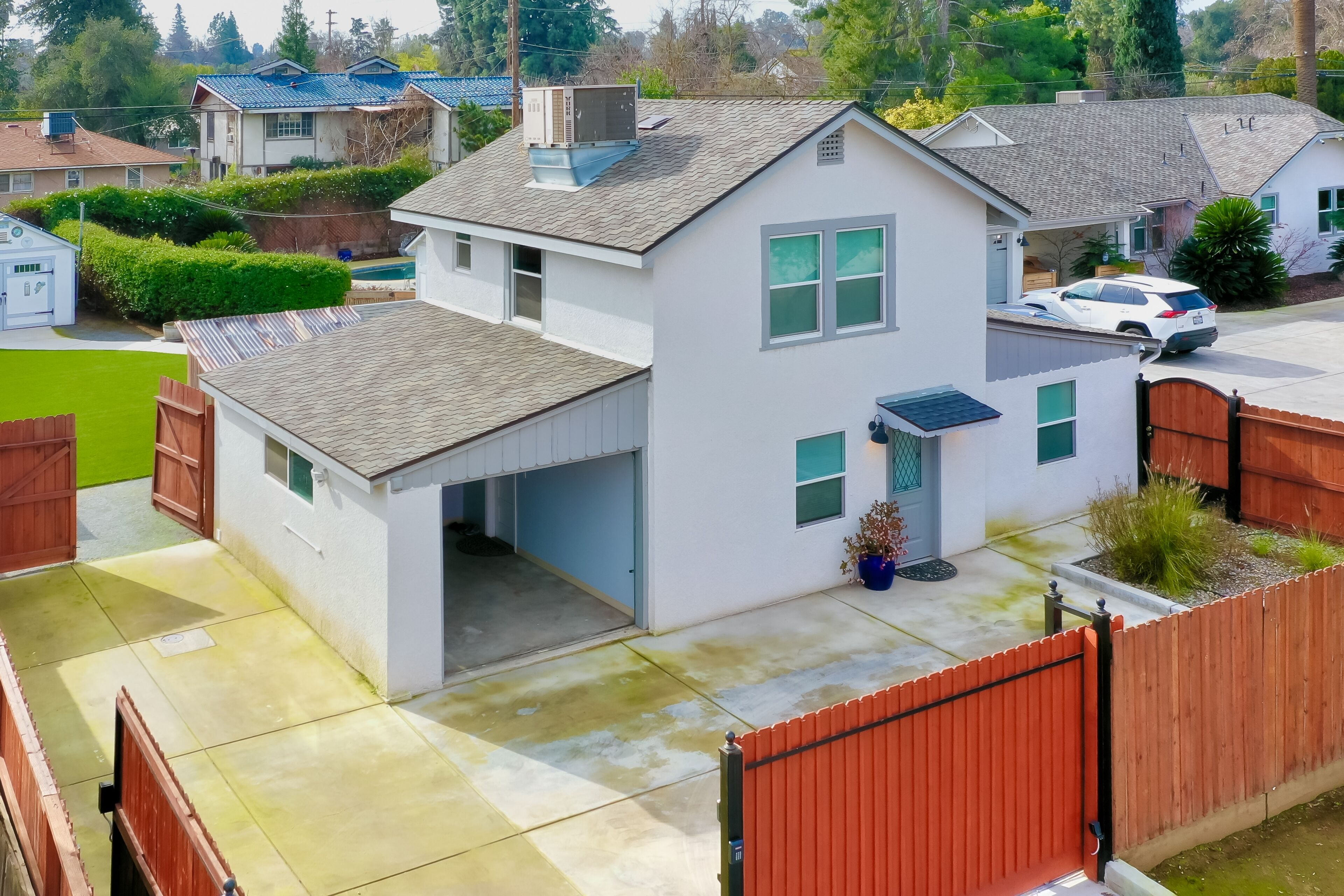 Modern townhome with on-site pool - close to national parks - dog-friendly