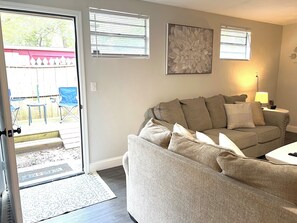 Älytelevisio, takka, kirjoja