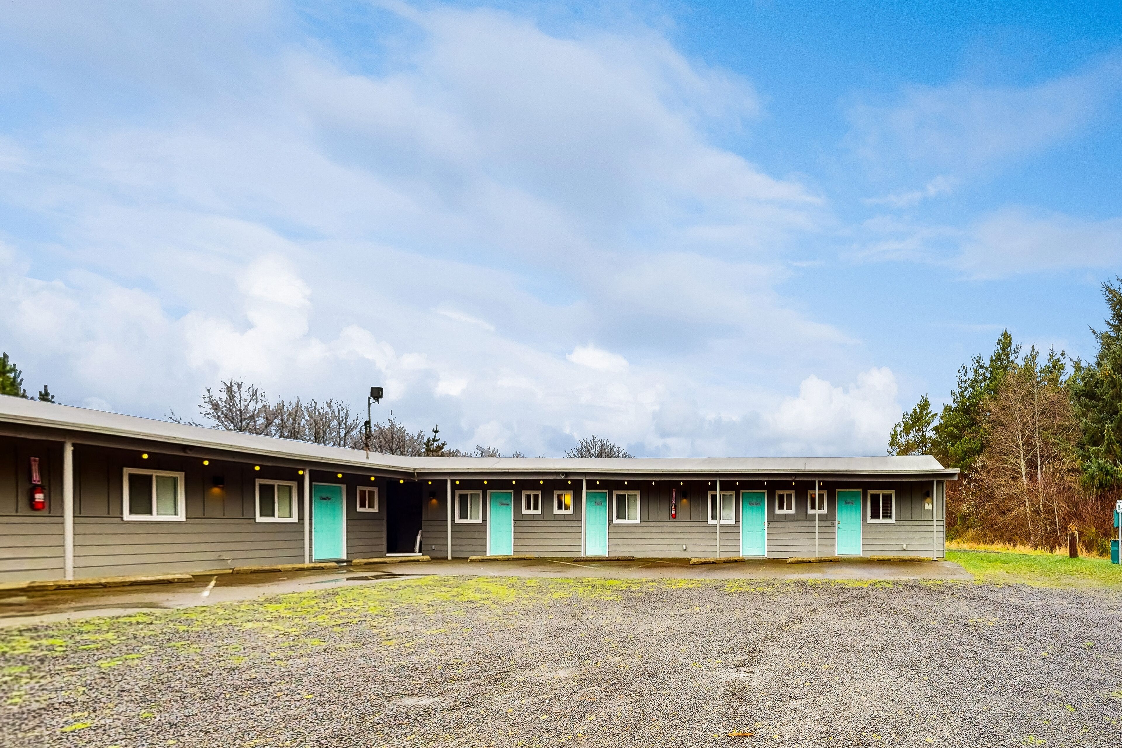 Pleasant dog-friendly condo near beach with hot tub, fireplace & outdoor area