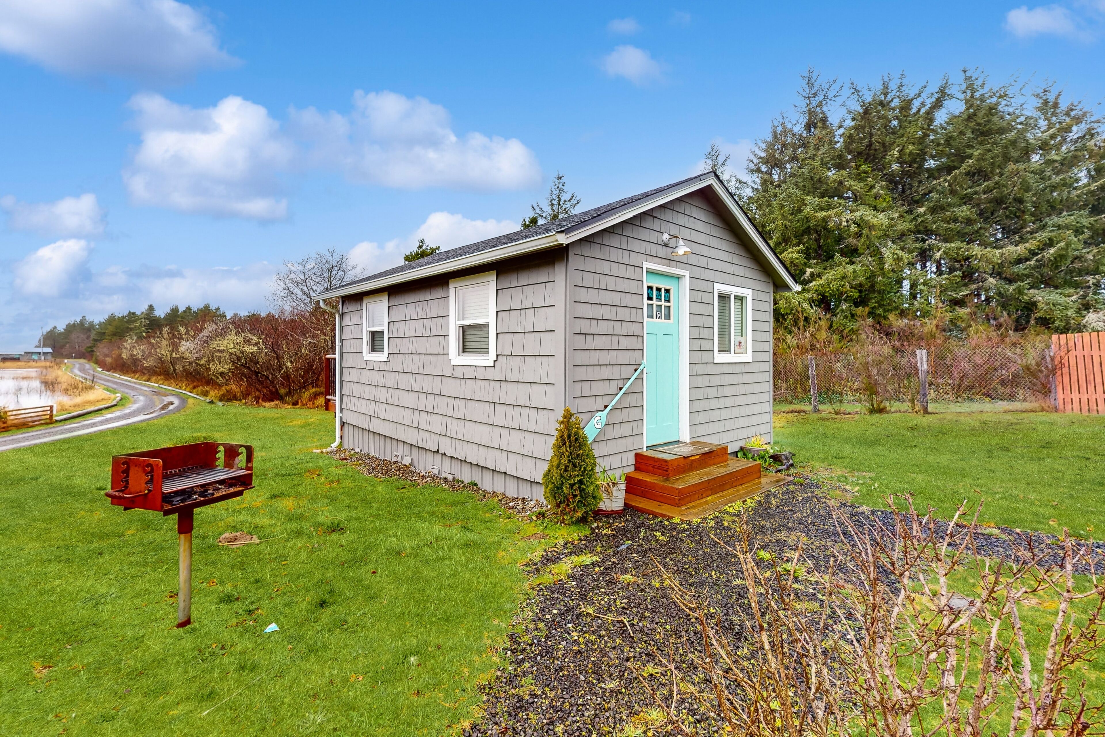 Seaside community cottage w/hot tub, firepit, quick beach access - dog-friendly