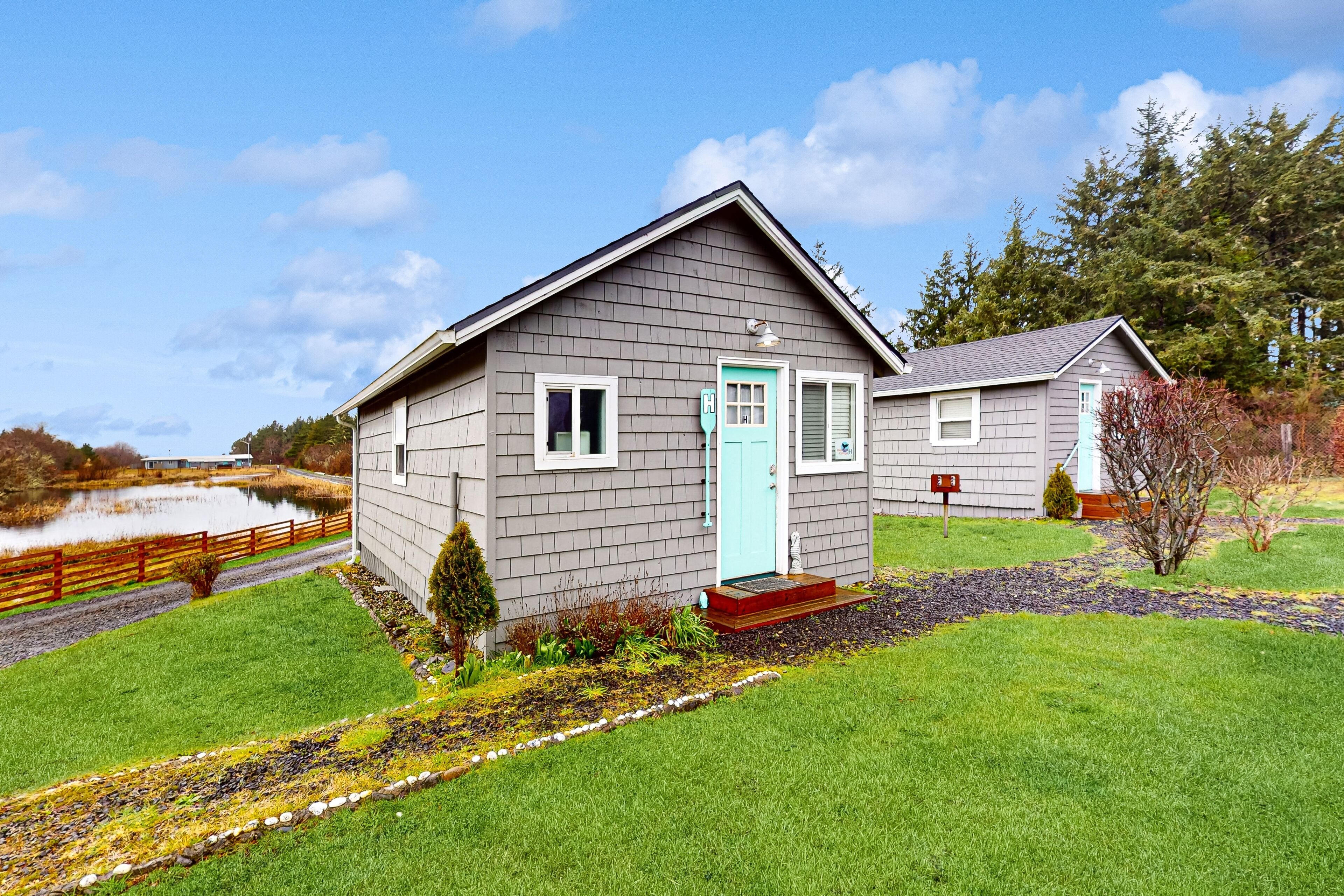 Seaside community cottage w/ hot tub, firepit, quick beach access - dog-friendly