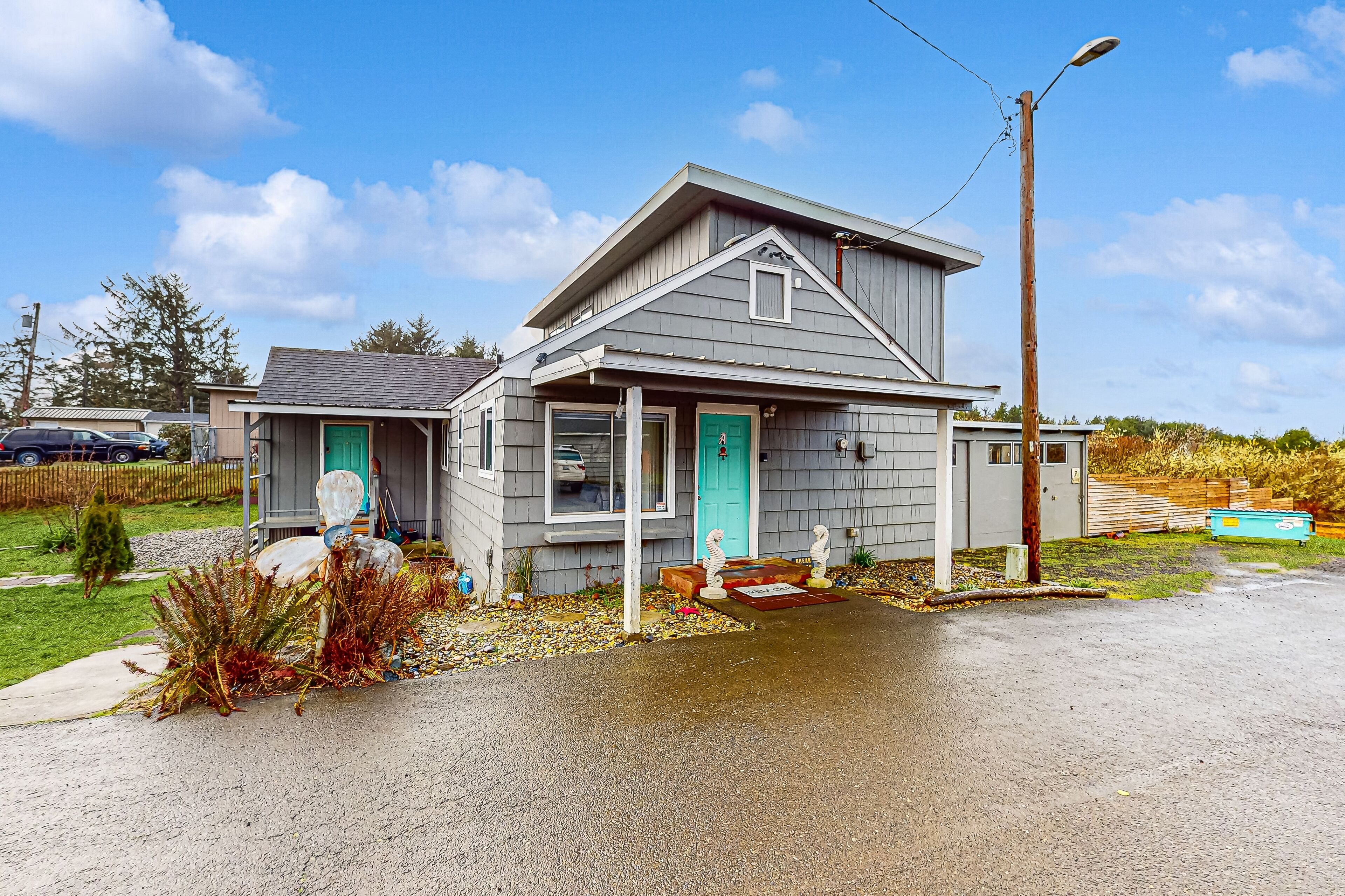 Fully renovated, dog-friendly cottage with hot tub - walk to the beach