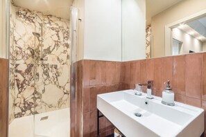 Shower, hair dryer, bidet, towels