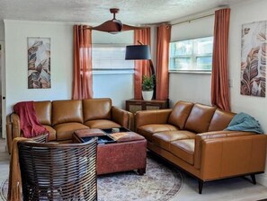 Living area - Botanical Sabbatical (Tarpon Springs)