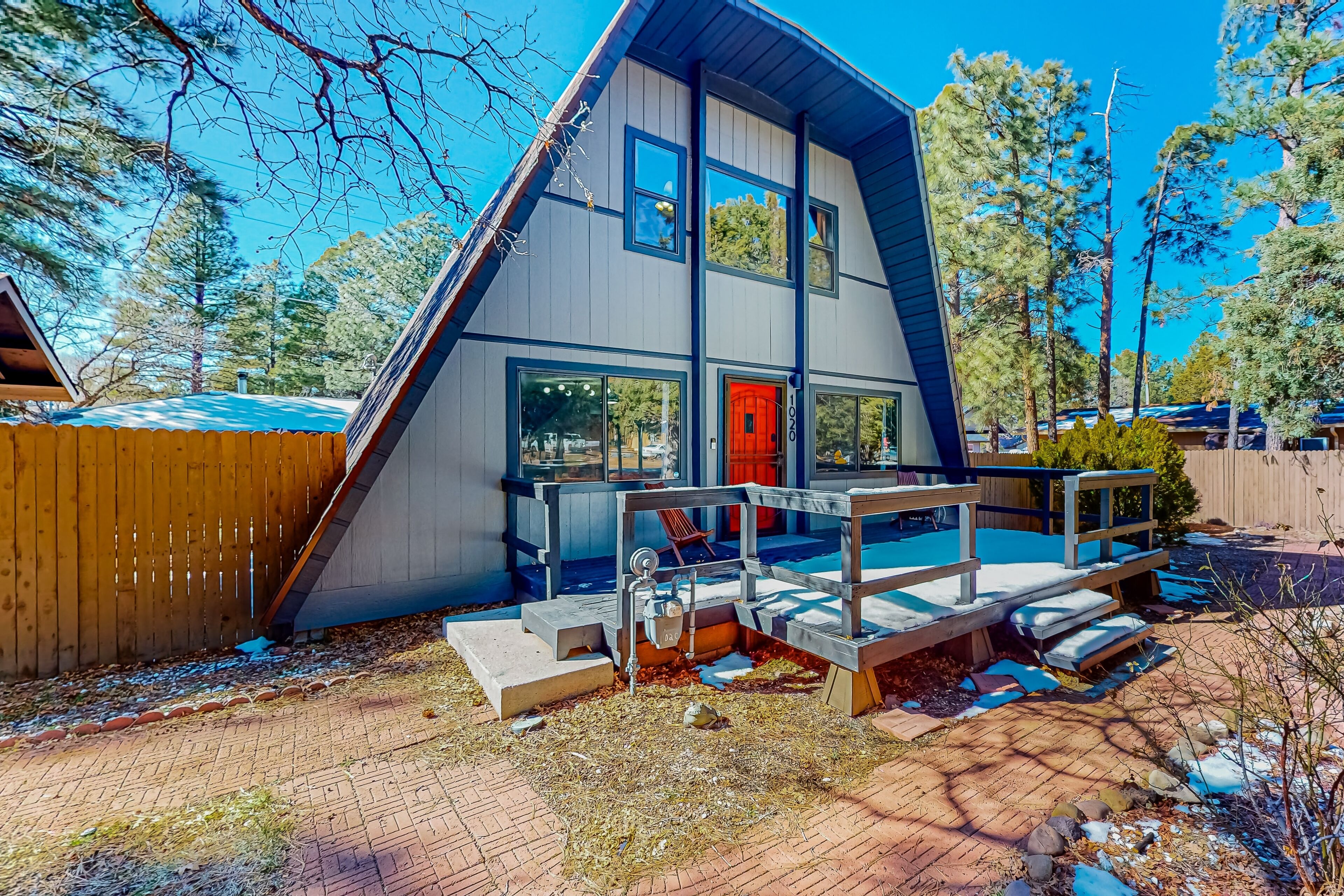 Mid-century inspired A-Frame cabin: kitchen, grill, W/D, AC, firepit & arcade