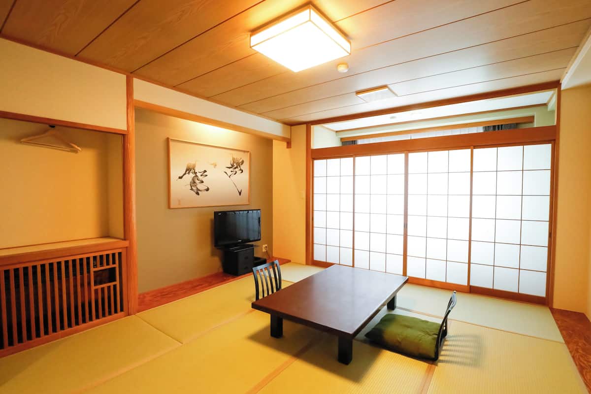 Traditional Room, 5 Bedrooms, Non Smoking | Down comforters, free WiFi, bed sheets