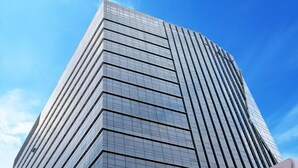 Un edificio moderno con un cartello che riporta le scritte "Kerinchi" e "KJ18".