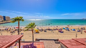 A beach with umbrellas, sun loungers, and a clear blue sky. - Luxury Beachfront 2BR – 1st Floor Condo 413 (Puerto Peñasco)