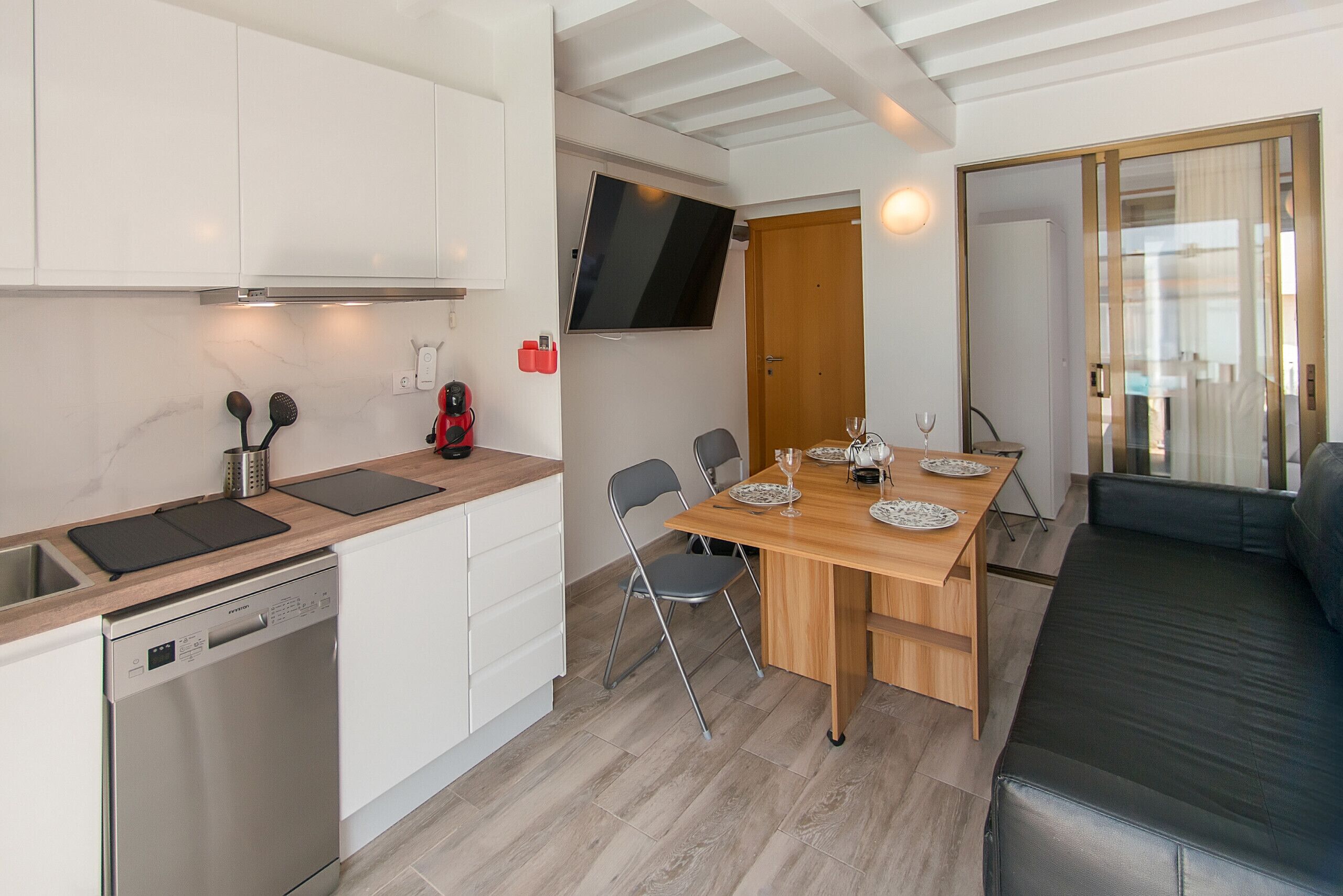 Jääkaappi, mikroaaltouuni, kahvin-/teenkeitin, vedenkeitin