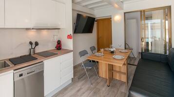 Jääkaappi, mikroaaltouuni, kahvin-/teenkeitin, vedenkeitin