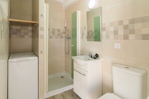 Shower, towels - WELCS APARTAMENTO 123  EMP con piscina y con vist (Empuriabrava)