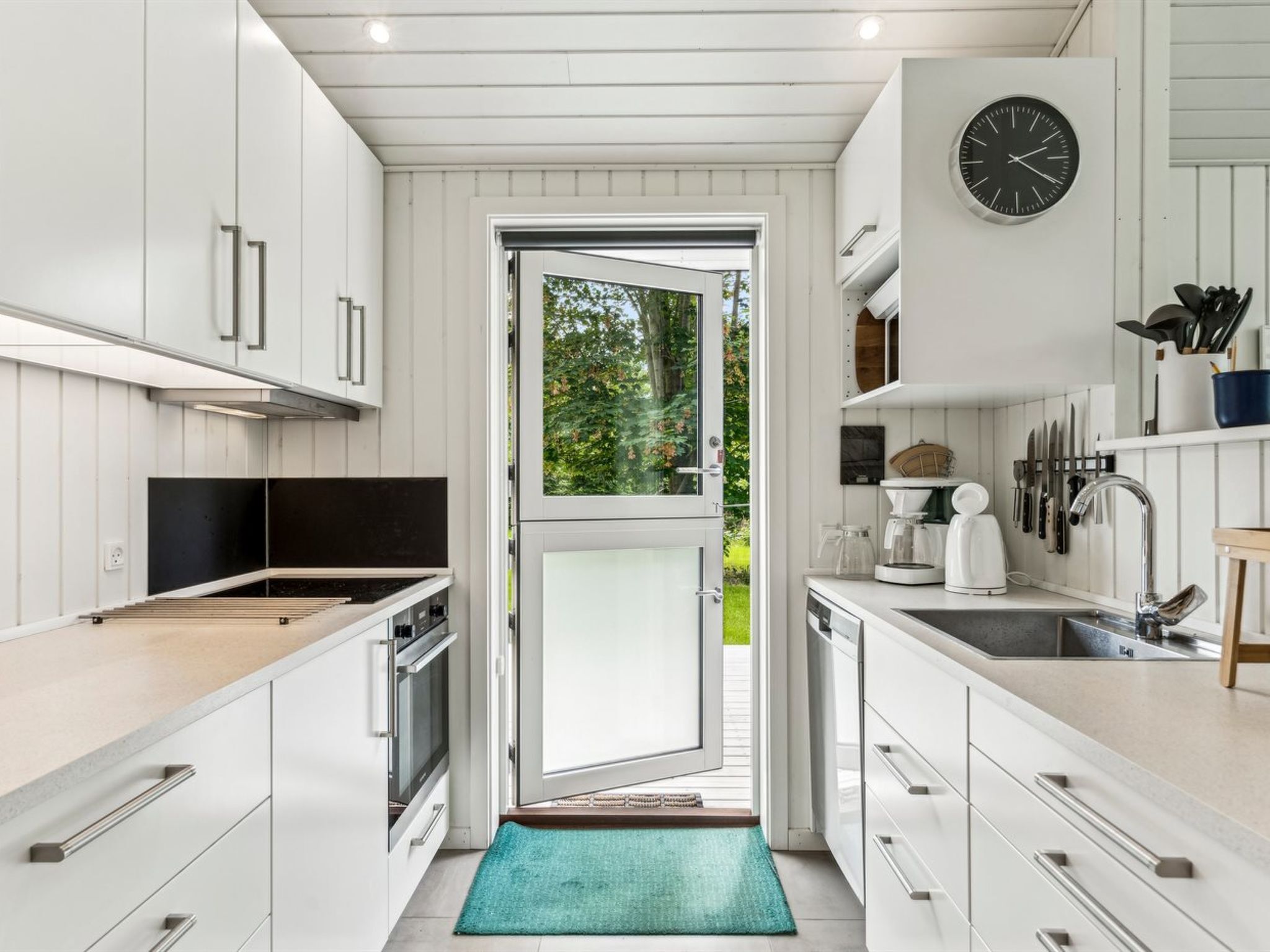 Fridge, microwave, dishwasher, cookware/dishes/utensils