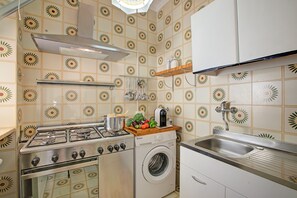 Kjøleskap, ovn, kokeplater og espressomaskin