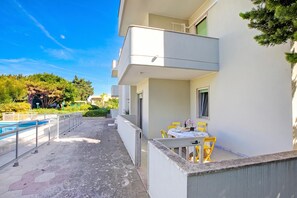 Standard-Apartment, Mehrere Schlafzimmer (Residence Thalassa With Pool) | Speisen im Freien