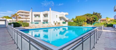 Departamento estándar, varias habitaciones (Residence Thalassa With Pool) | Alberca | Alberca al aire libre por temporada
