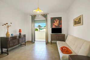 Leilighet – standard, flere soverom (Residence Thalassa With Pool) | Oppholdsområde | En 21-tommers Flatskjerm-TV med kabel-kanaler samt TV