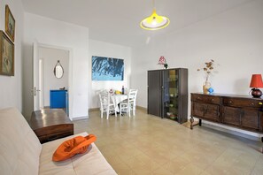 Leilighet – standard, flere soverom (Residence Thalassa With Pool) | Oppholdsområde | En 21-tommers Flatskjerm-TV med kabel-kanaler samt TV
