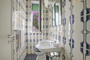 Douche, sèche-cheveux, bidet, serviettes fournies