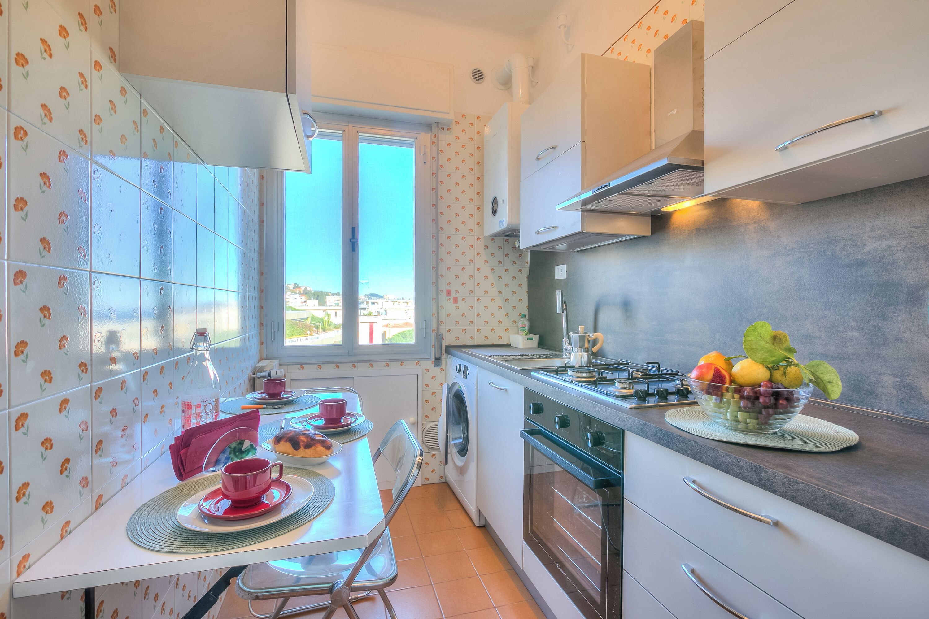 Refrigerador, horno, parrilla de estufa y cafetera y tetera 