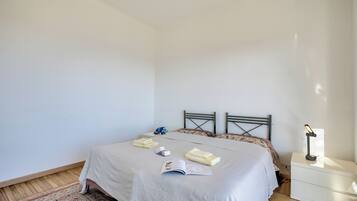 1 bedroom, bed sheets