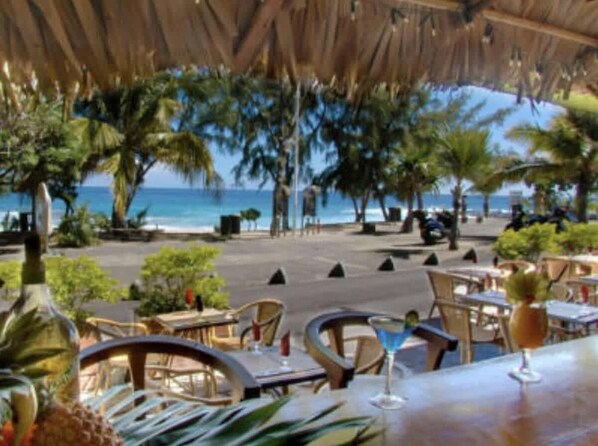 Outdoor dining - Cottage Océan 3* - accès direct plage de Boucan (Saint-Gilles-Les-Bains)