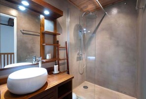 Dusche, Haartrockner, Handtücher