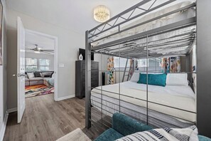 4 多间卧室、办公桌、熨斗/熨衣板、旅行婴儿床