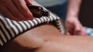 Soins d'aromathérapie, massages des tissus profonds