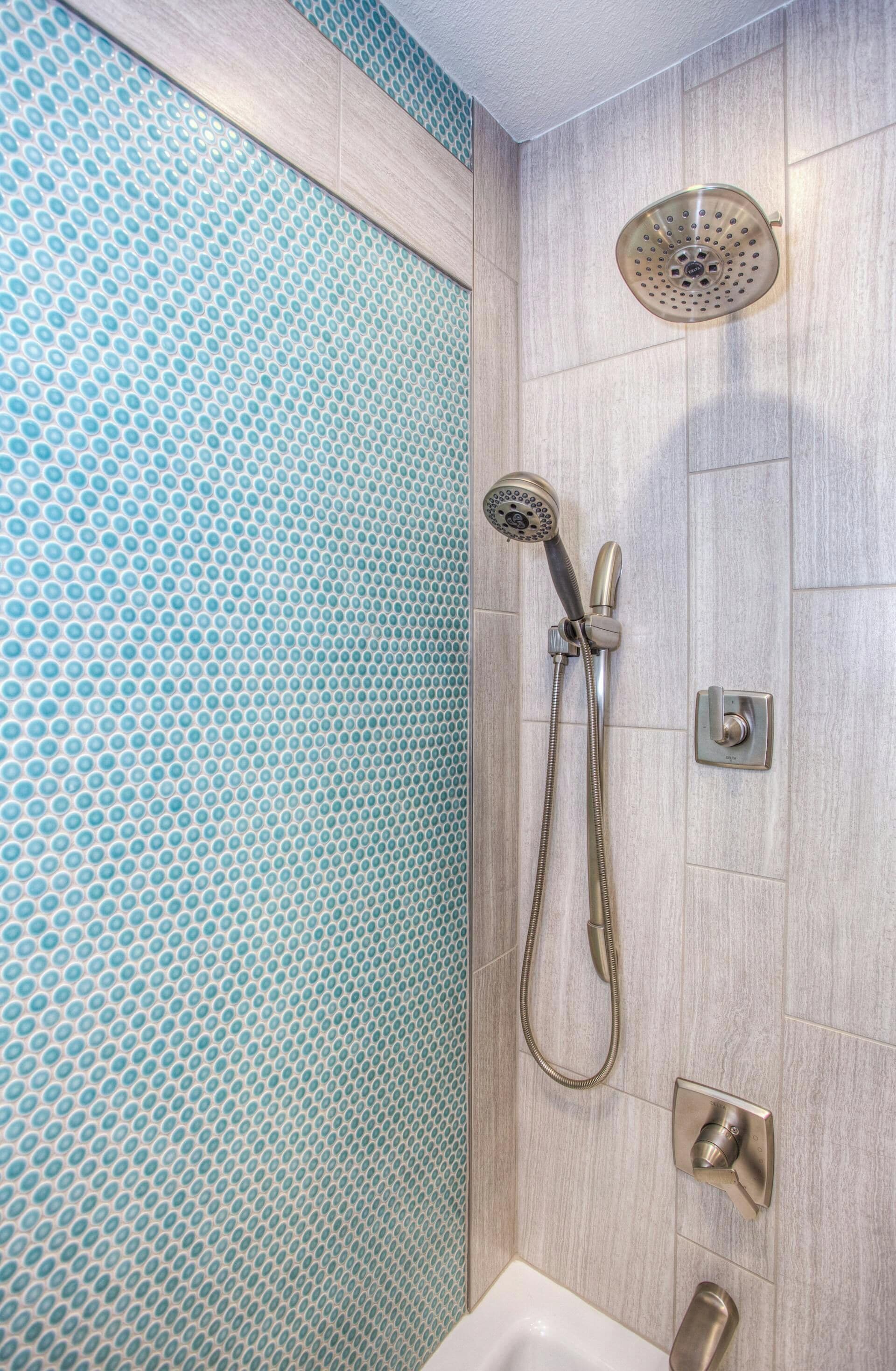 Un baño con ducha, inodoro y lavabo.