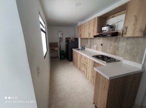 Réfrigérateur, micro-ondes, blender