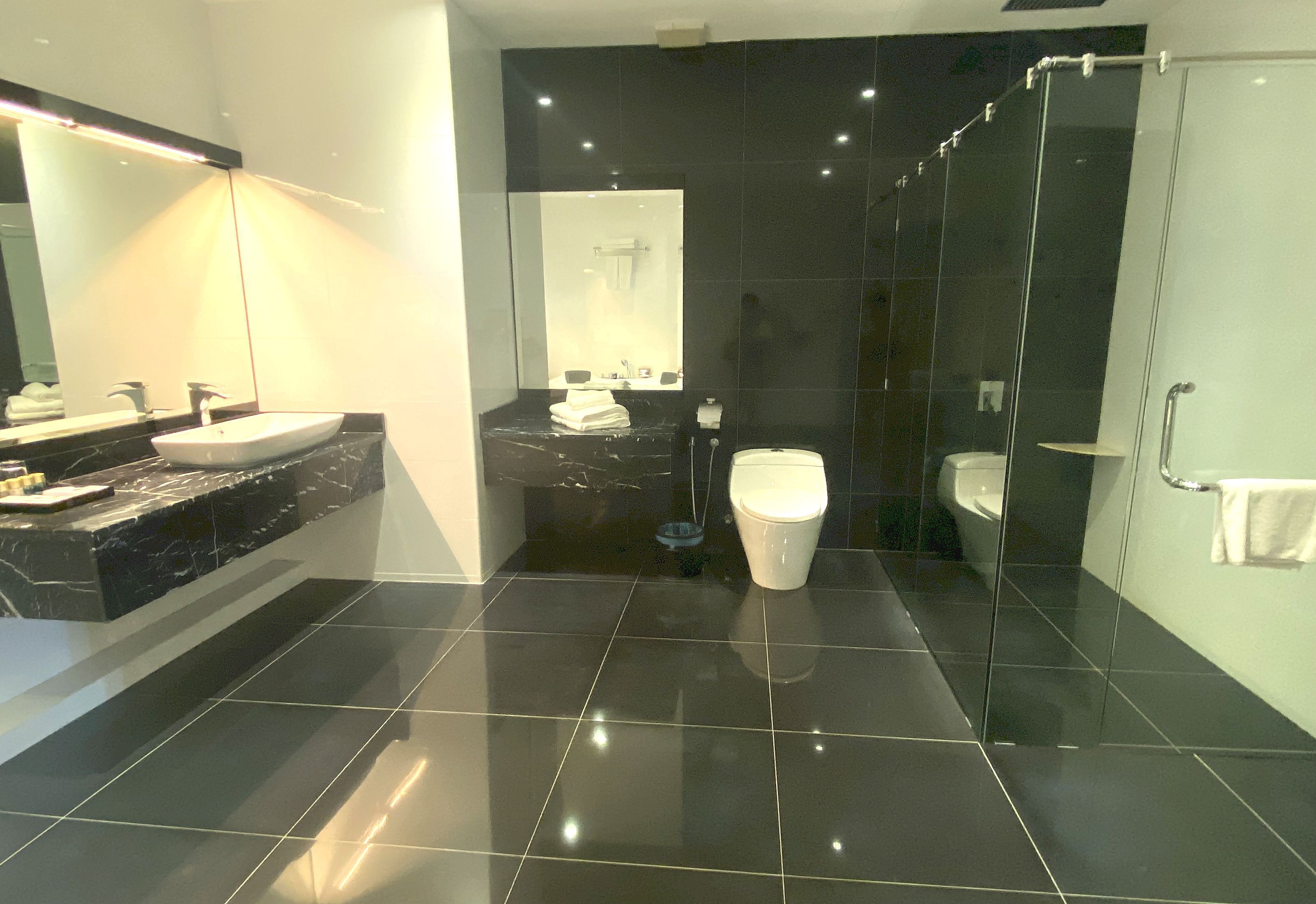Premium Suite | Bathroom | Shower, bidet, towels, soap