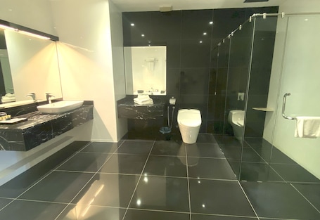 Premium Suite | Bathroom. Hotel O Tong Villion Hotel