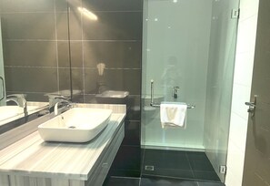 Ducha, bidet, toallas, jabón