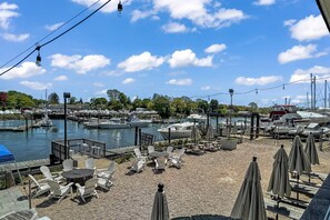 Outdoor dining - Beachside Branford- walk to Beach, Grill (Branford)