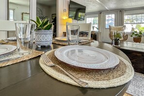 Dining - Beachside Branford- walk to Beach, Grill (Branford)