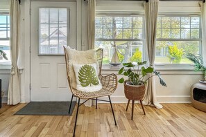 Interior - Beachside Branford- walk to Beach, Grill (Branford)