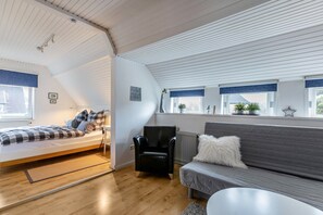 TV, stereo - Apartment "Schwennautal" with Private Garden & Wi-Fi (Glücksburg)