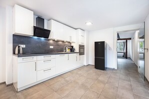 Fridge, microwave, oven, stovetop - Apartment 'Ferienwohnung 1' with Private Terrace, Private Garden and Wi-Fi (Northeim)