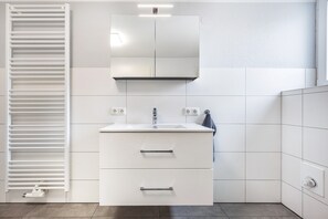 Dusch, hårtork och handdukar