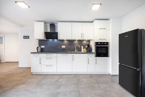 Frigorifero, microonde, forno, piano cottura