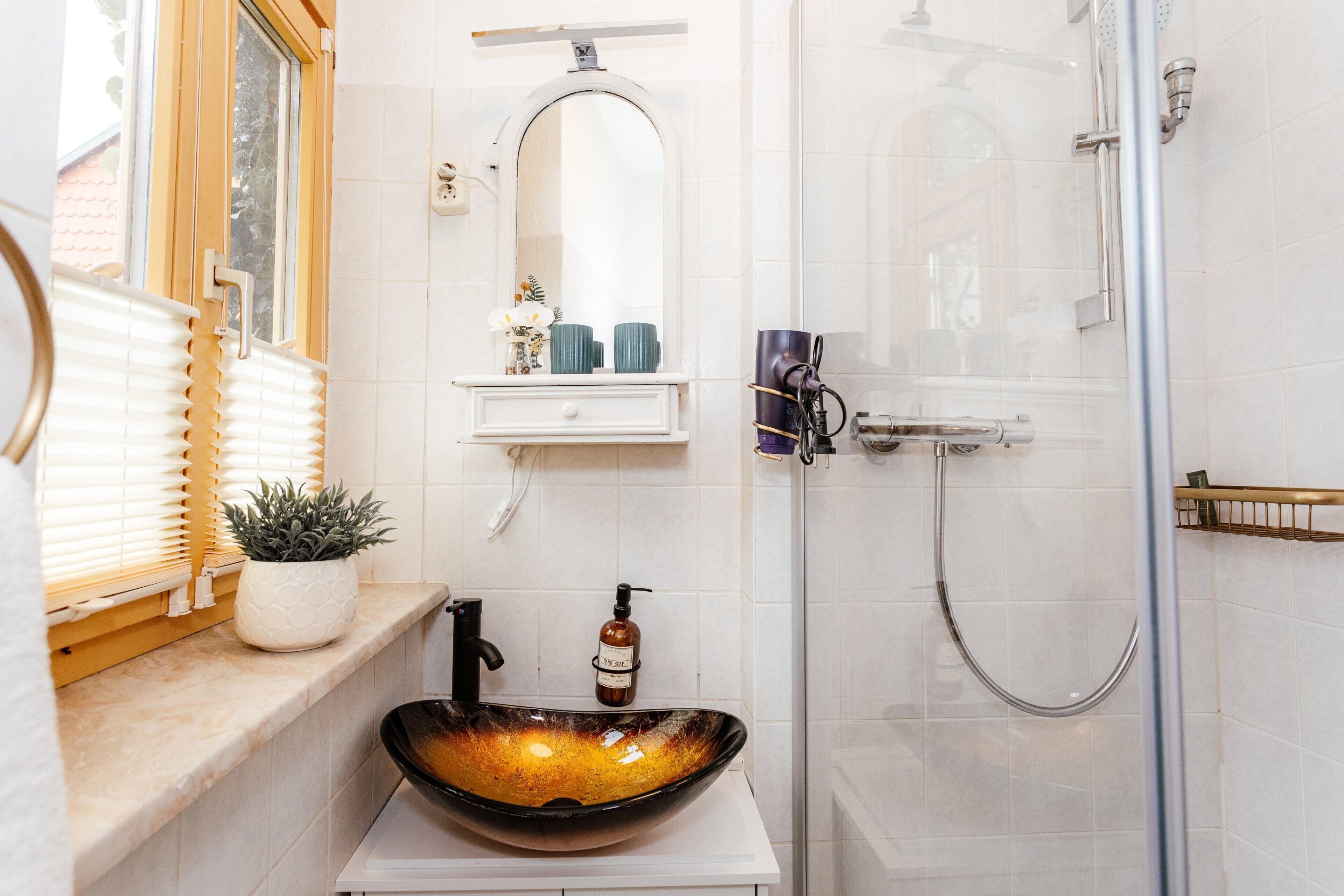 Shower, hair dryer, towels