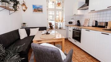 Geladeira, micro-ondas, fogão, cooktop