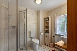 Shower, hair dryer, towels - Holiday Home 'Bodebaude' with Mountain View, Private Terrace and Wi-Fi (OT Treseburg)